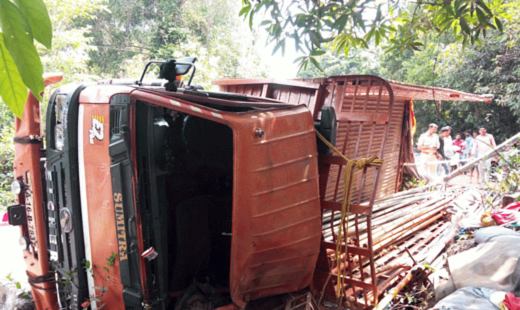 3 dead as tempo carrying pandals in udupi